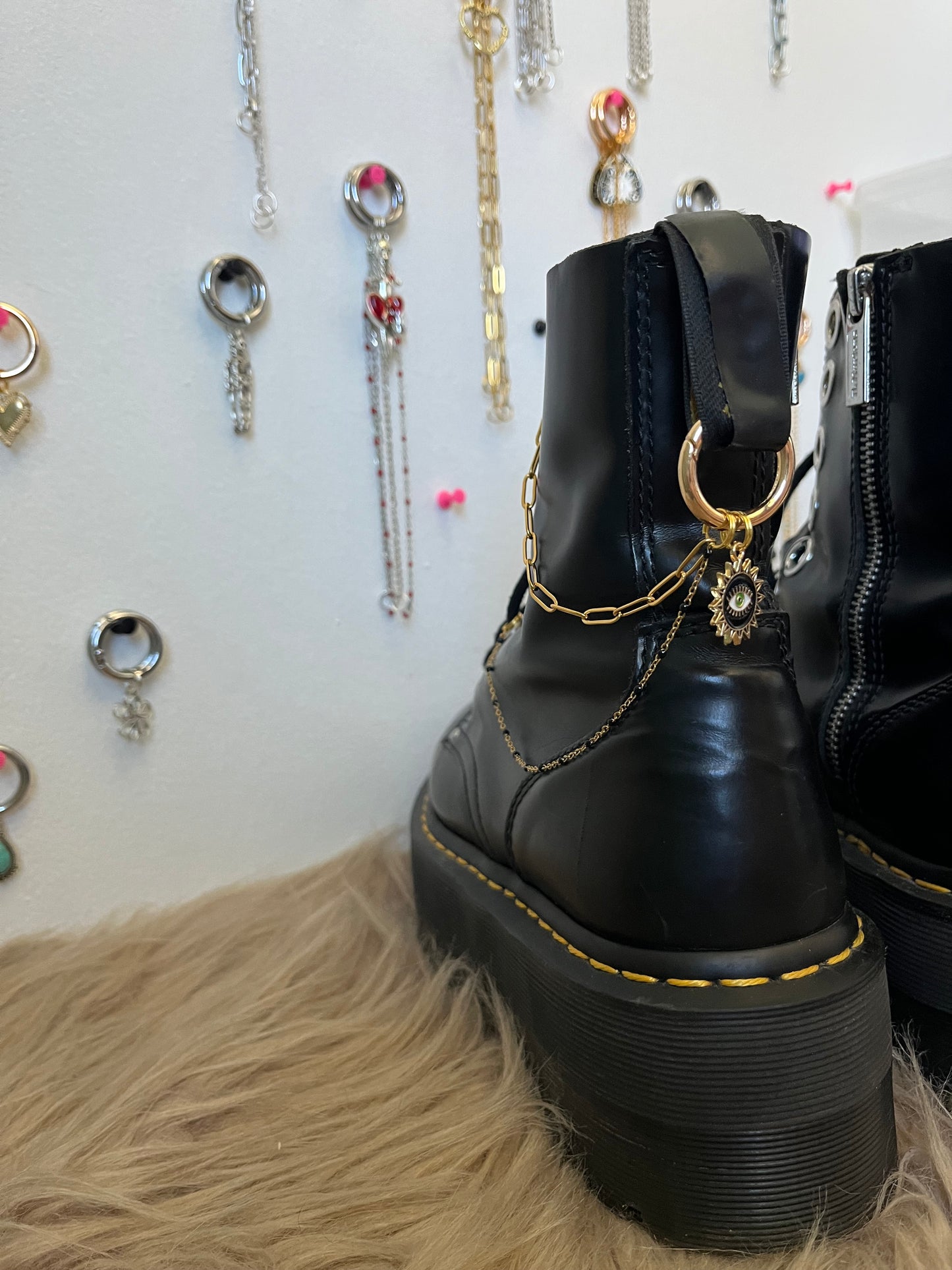 Chaînes dorées et noires