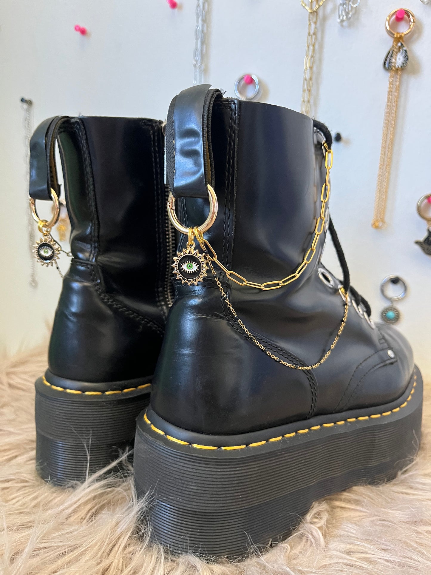 Chaînes dorées et noires