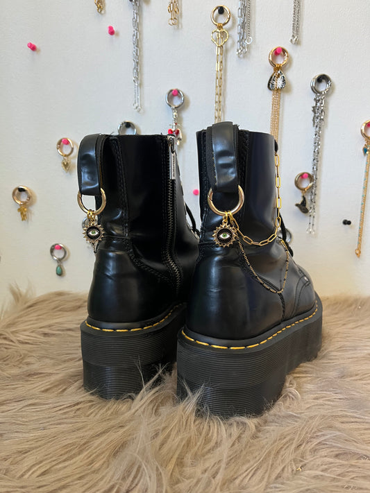 Chaînes dorées et noires