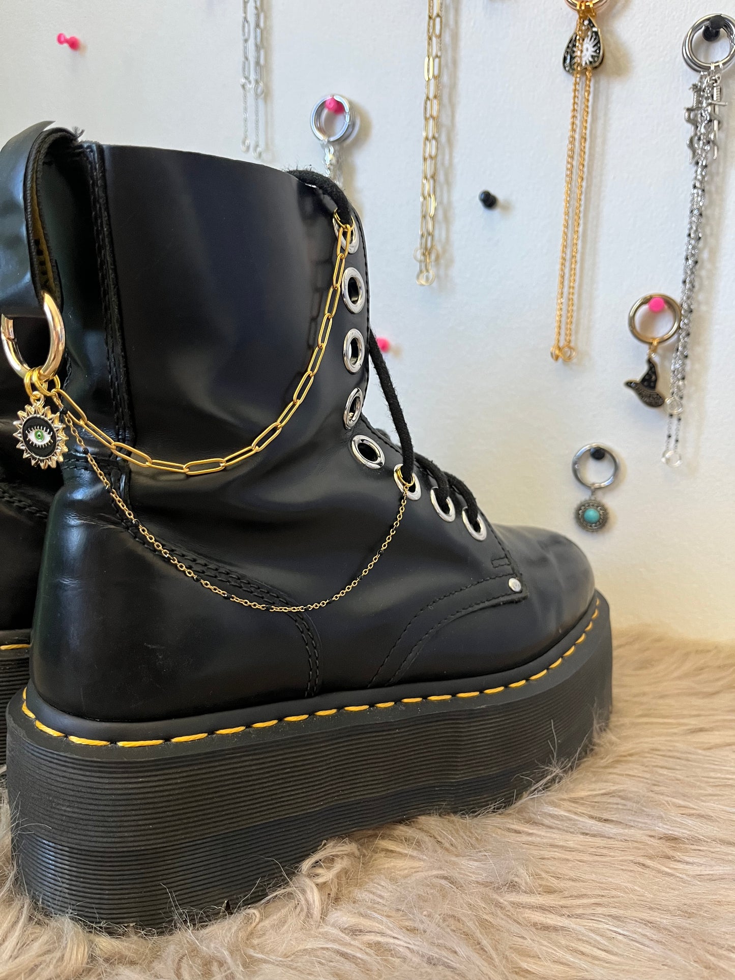 Chaînes dorées et noires